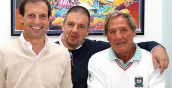 L'organizzatore Pierpaolo Marchetti, tra Allegri e Galeone