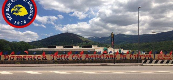 Lo striscione alla rotonda tra Pile e Coppito