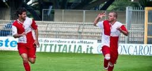 Francesco Casolla (in primo piano) con la maglia del Real Rimini