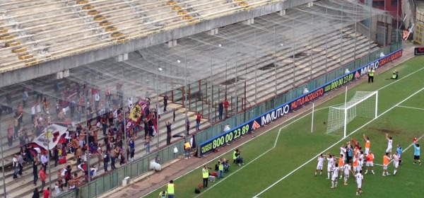 La festa a fine gara sotto il settore ospiti dell' Arechi 