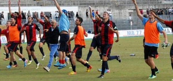 Festa in campo per i rossoblù (foto tratta dalla rete)