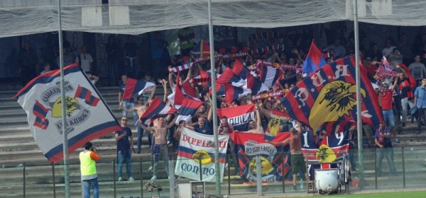 Tifosi rossoblù all' Arechi di Salerno