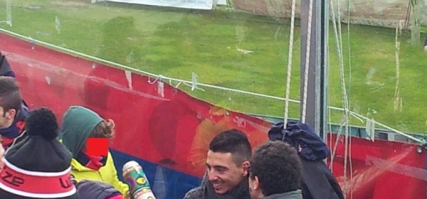 Carcione saluta in Curva Sud (foto tratta dalla rete)