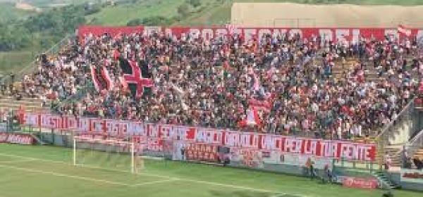 Tifosi curva Teramo