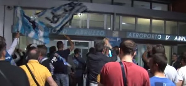 I tifosi all'Aeroporto accolgono il Pescara