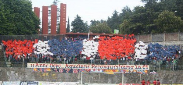 Coreografia Curva Sud nella gara L'Aquila-Prato