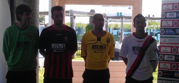 La delegazione della squadra presenta le nuove maglie del Lanciano