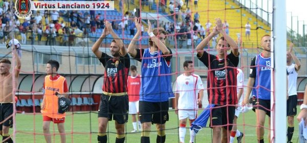 I giocatori della Virtus sotto la curva rosonera