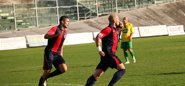 L'esultanza di Improta dopo il gol al Melfi