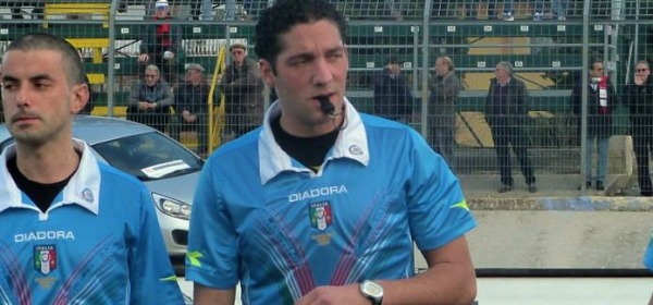 L'arbitro Borriello, prima del fischio d'inizio