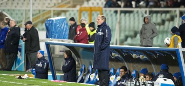 Zdenek Zeman osserva in panchina gli ultimi minuti del match