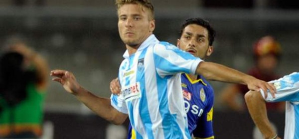 Ciro Immobile in un contrasto. Quindicesimo gol per "il ciuffo biondo che fa impazzire il mondo"