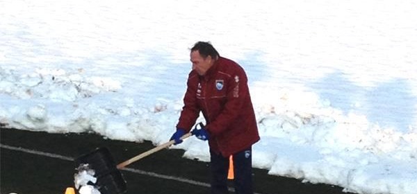 Zdenek Zeman, intento a spalare la neve