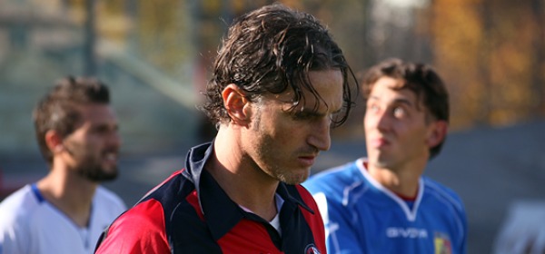 Il difensore rossoblù Mirko Garaffoni, che oggi ha rimediato un cartellino rosso
