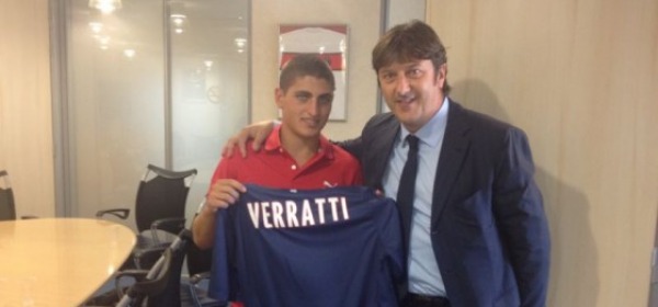 Verratti con la maglia del PSG, insieme al presidente Sebastiani