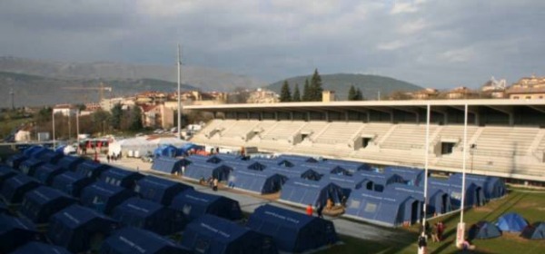 La tendopoli allestita nello stadio subito dopo il sisma