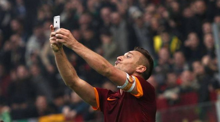 Il momento in cui Francesco Totti scatta il selfie sotto la sud dopo il gol del pareggio