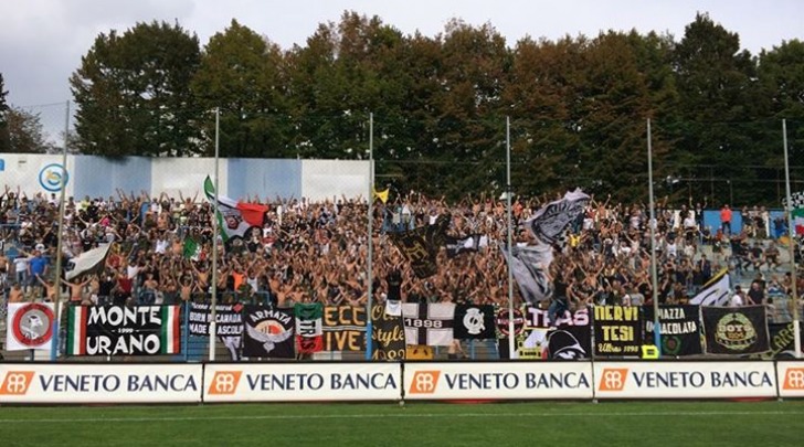 Tifosi ascolani a Ferrara (foto di Giulio Spinucci)