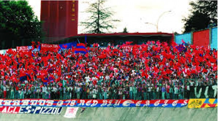 Tifosi della curva rossoblù