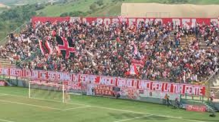 Tifosi curva Teramo