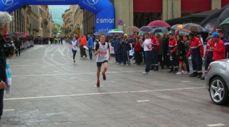 Arrivo di Andrea Piccinini alla Maratonina Pretuziana 
