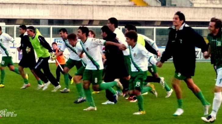 I giocatori del Chieti festeggiano sotto la curva "Volpi"